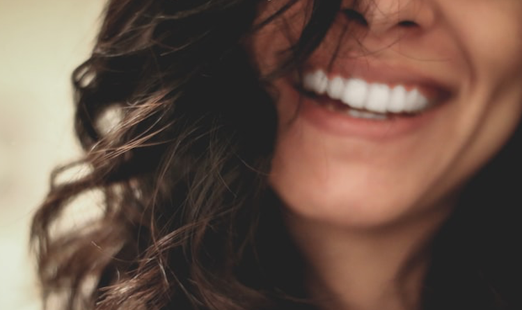 Fem nemme tips til at passe bedre på dine tænder